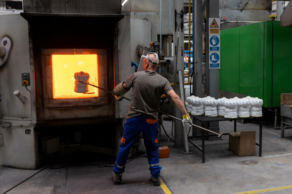 Radnik izrađuje komponentu za turbinski motor u kompaniji PBS u Češkoj