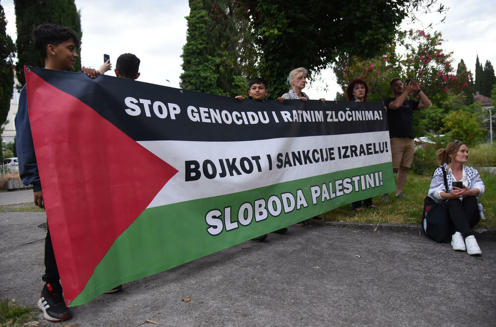 <p>Protest je organizovao Pokret solidarnosti sa Palestinom, a obezbjeđivale su ga policijske snage</p>