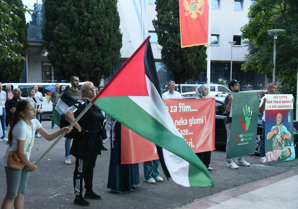 <p>Protest je organizovao Pokret solidarnosti sa Palestinom, a obezbjeđivale su ga policijske snage</p>