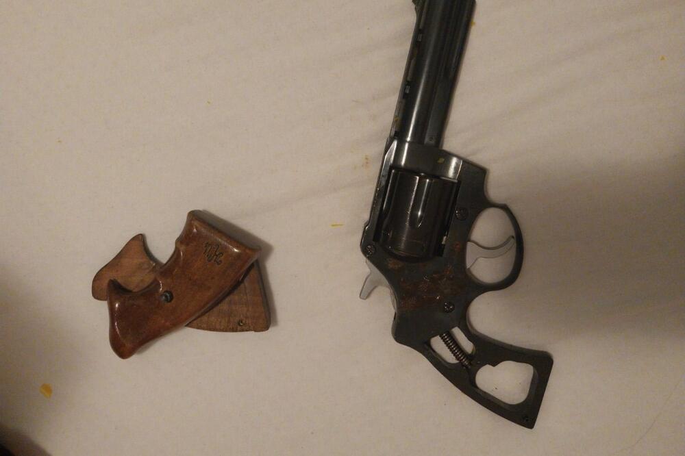 Oduzeti pištolj, Foto: Uprava policije