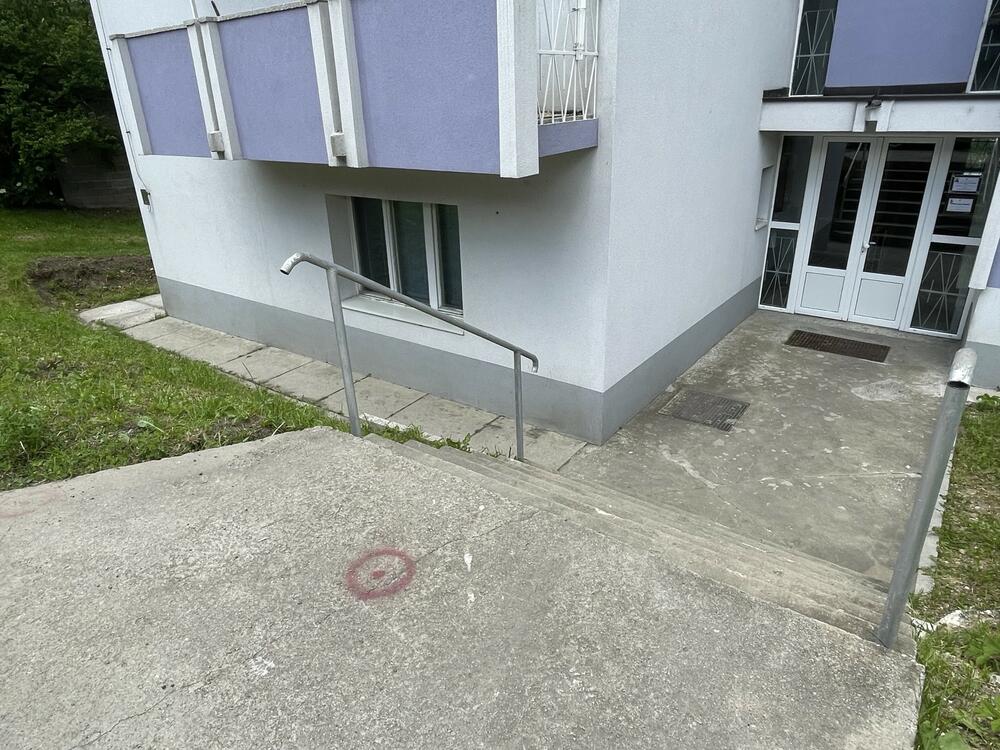 Saobraćajnica neposredno uz stepenice