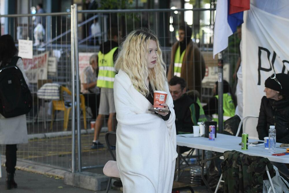 <p>Studenti u blokadi Univerziteta u Novom Sadu proslavili su danas puštanje trojice aktivista iz pritvora, koji im je Apelacioni sud zamijenio kućnim pritvorom i poručili da su pobijedili i da je blokada suda koja je trajala dvije sedmice završena</p>