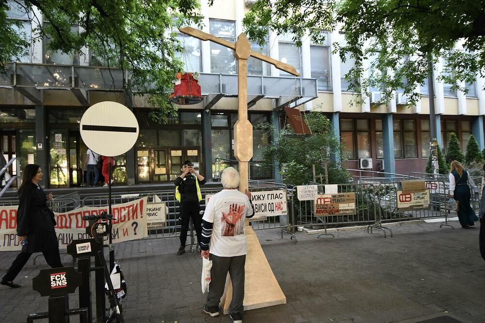 <p>Studenti u blokadi Univerziteta u Novom Sadu proslavili su danas puštanje trojice aktivista iz pritvora, koji im je Apelacioni sud zamijenio kućnim pritvorom i poručili da su pobijedili i da je blokada suda koja je trajala dvije sedmice završena</p>