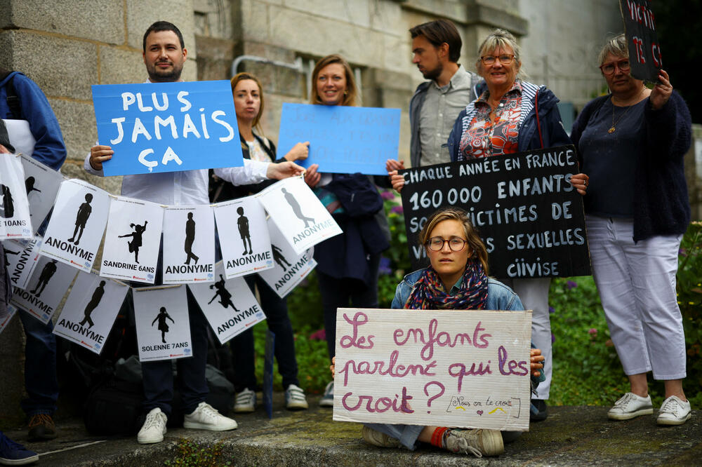 Grupa navodnih žrtava, članica ženskih kolektiva, nevladinih organizacija i sindikata okupila se ispred zgrade suda, Foto: Reuters