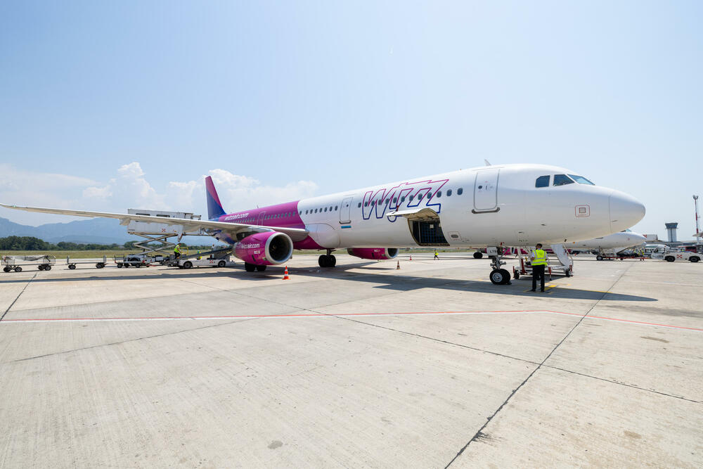 Wizz Air avion na parking poziciji na Međunarodnom aerodromu Tirana.