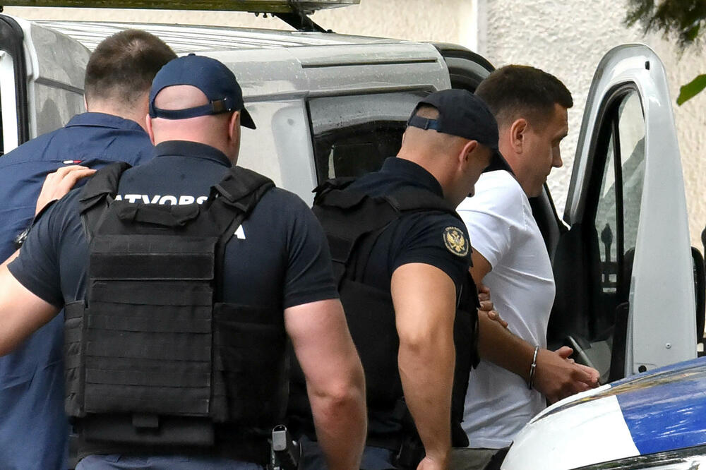 Policija sprovodi optužene u Viši sud, Foto: Boris Pejović