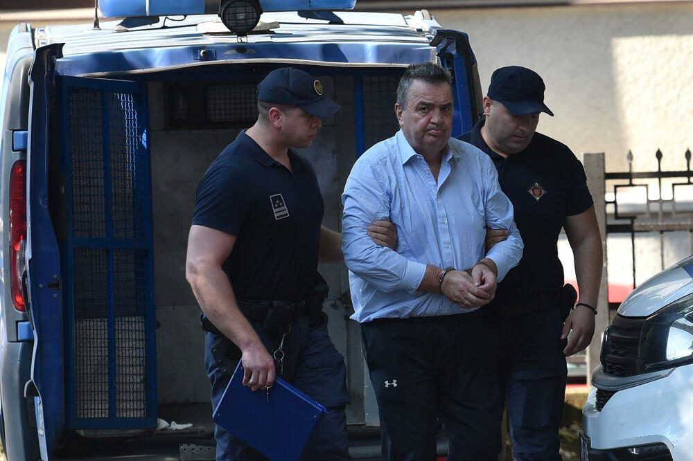 Nudi dogovor: Duško Knežević ispred podgoričkog Višeg suda, Foto: Boris Pejović