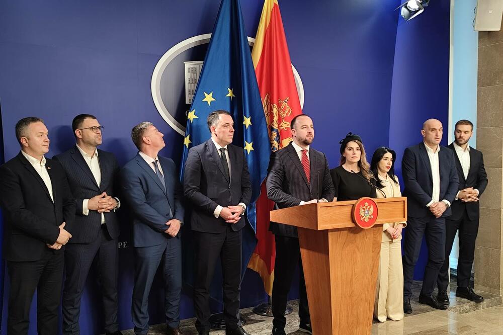 Nikolić sa poslanicima DPS-a na konferenciji za medije, Foto: Aljoša Turović