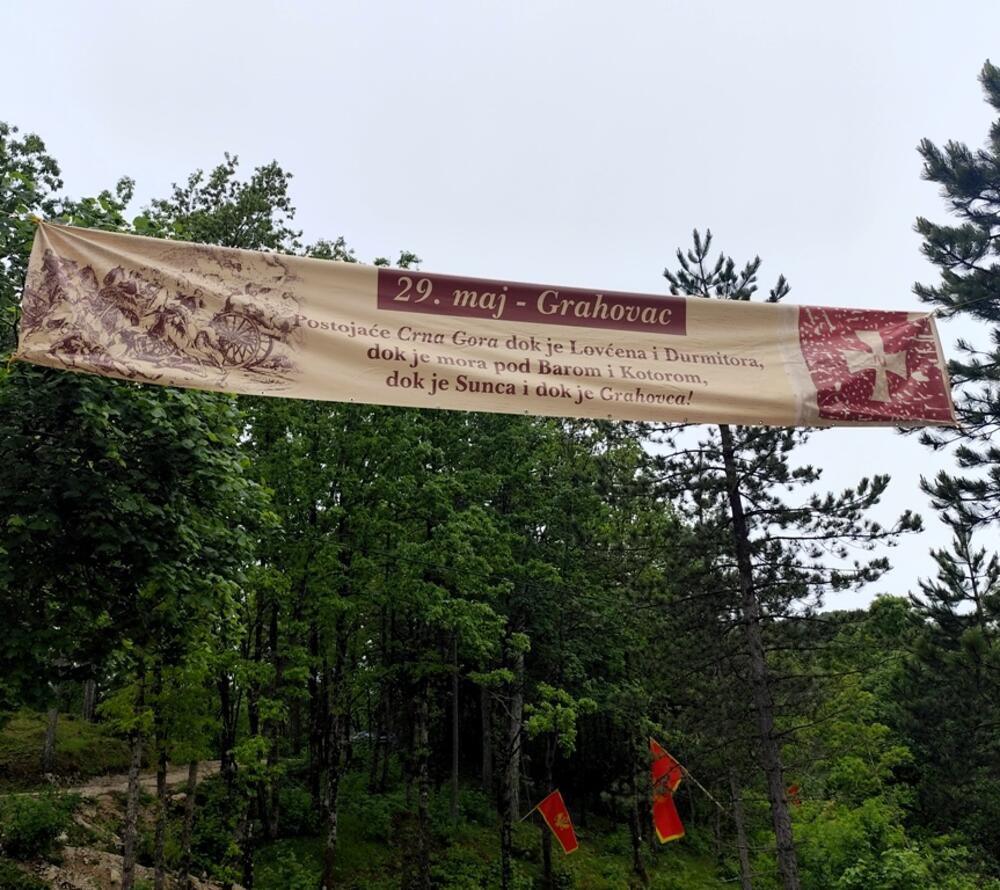 <p>Dvije proslave, dvije zastave, a jedna bitka i jedni poginuli junaci – Crnogorci i Hercegovci koji su pod komandom vojvode Mirka Petrovića, u maju 1858. godine, izvojevali jednu od najznajačajnijih pobjeda protiv Osmanske imperije</p>