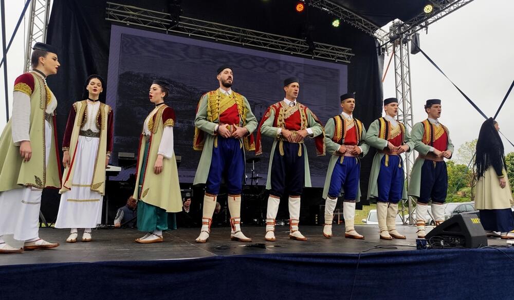 <p>Dvije proslave, dvije zastave, a jedna bitka i jedni poginuli junaci – Crnogorci i Hercegovci koji su pod komandom vojvode Mirka Petrovića, u maju 1858. godine, izvojevali jednu od najznajačajnijih pobjeda protiv Osmanske imperije</p>