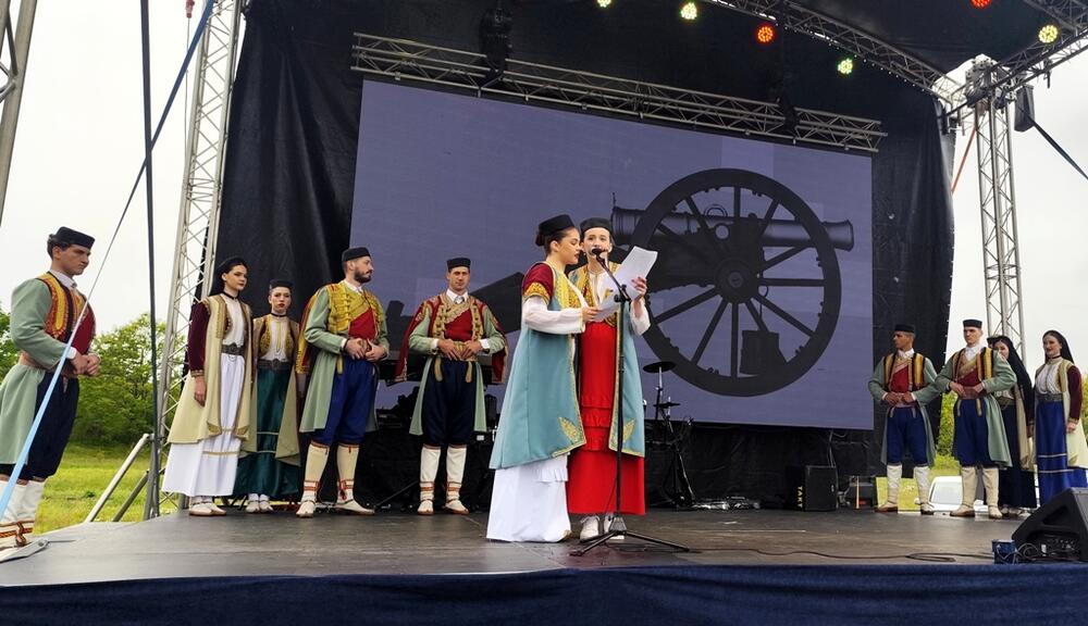 <p>Dvije proslave, dvije zastave, a jedna bitka i jedni poginuli junaci – Crnogorci i Hercegovci koji su pod komandom vojvode Mirka Petrovića, u maju 1858. godine, izvojevali jednu od najznajačajnijih pobjeda protiv Osmanske imperije</p>