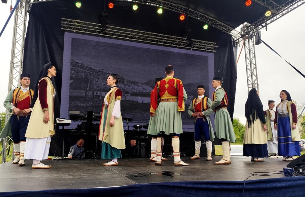 <p>Dvije proslave, dvije zastave, a jedna bitka i jedni poginuli junaci – Crnogorci i Hercegovci koji su pod komandom vojvode Mirka Petrovića, u maju 1858. godine, izvojevali jednu od najznajačajnijih pobjeda protiv Osmanske imperije</p>