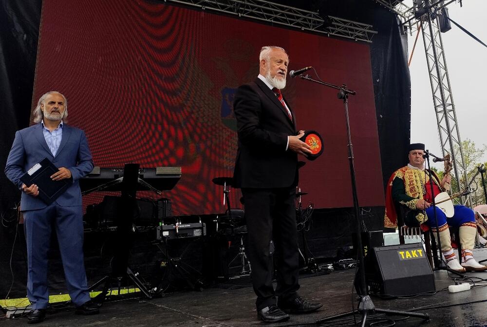 <p>Dvije proslave, dvije zastave, a jedna bitka i jedni poginuli junaci – Crnogorci i Hercegovci koji su pod komandom vojvode Mirka Petrovića, u maju 1858. godine, izvojevali jednu od najznajačajnijih pobjeda protiv Osmanske imperije</p>