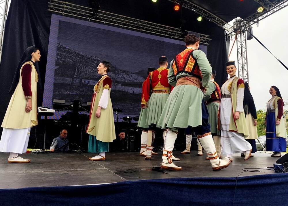 <p>Dvije proslave, dvije zastave, a jedna bitka i jedni poginuli junaci – Crnogorci i Hercegovci koji su pod komandom vojvode Mirka Petrovića, u maju 1858. godine, izvojevali jednu od najznajačajnijih pobjeda protiv Osmanske imperije</p>