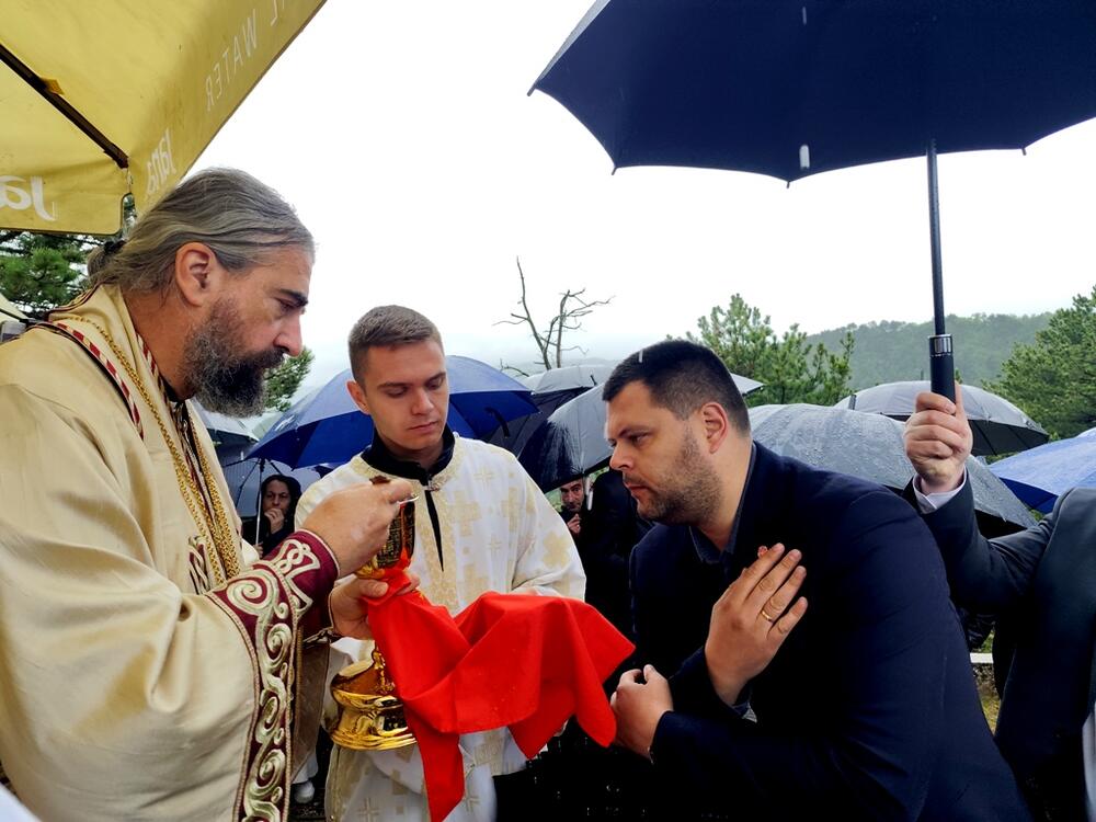 <p>Dvije proslave, dvije zastave, a jedna bitka i jedni poginuli junaci – Crnogorci i Hercegovci koji su pod komandom vojvode Mirka Petrovića, u maju 1858. godine, izvojevali jednu od najznajačajnijih pobjeda protiv Osmanske imperije</p>