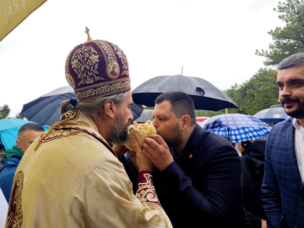 <p>Dvije proslave, dvije zastave, a jedna bitka i jedni poginuli junaci – Crnogorci i Hercegovci koji su pod komandom vojvode Mirka Petrovića, u maju 1858. godine, izvojevali jednu od najznajačajnijih pobjeda protiv Osmanske imperije</p>