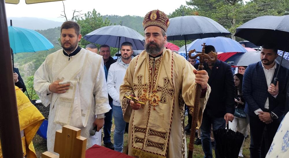 <p>Dvije proslave, dvije zastave, a jedna bitka i jedni poginuli junaci – Crnogorci i Hercegovci koji su pod komandom vojvode Mirka Petrovića, u maju 1858. godine, izvojevali jednu od najznajačajnijih pobjeda protiv Osmanske imperije</p>