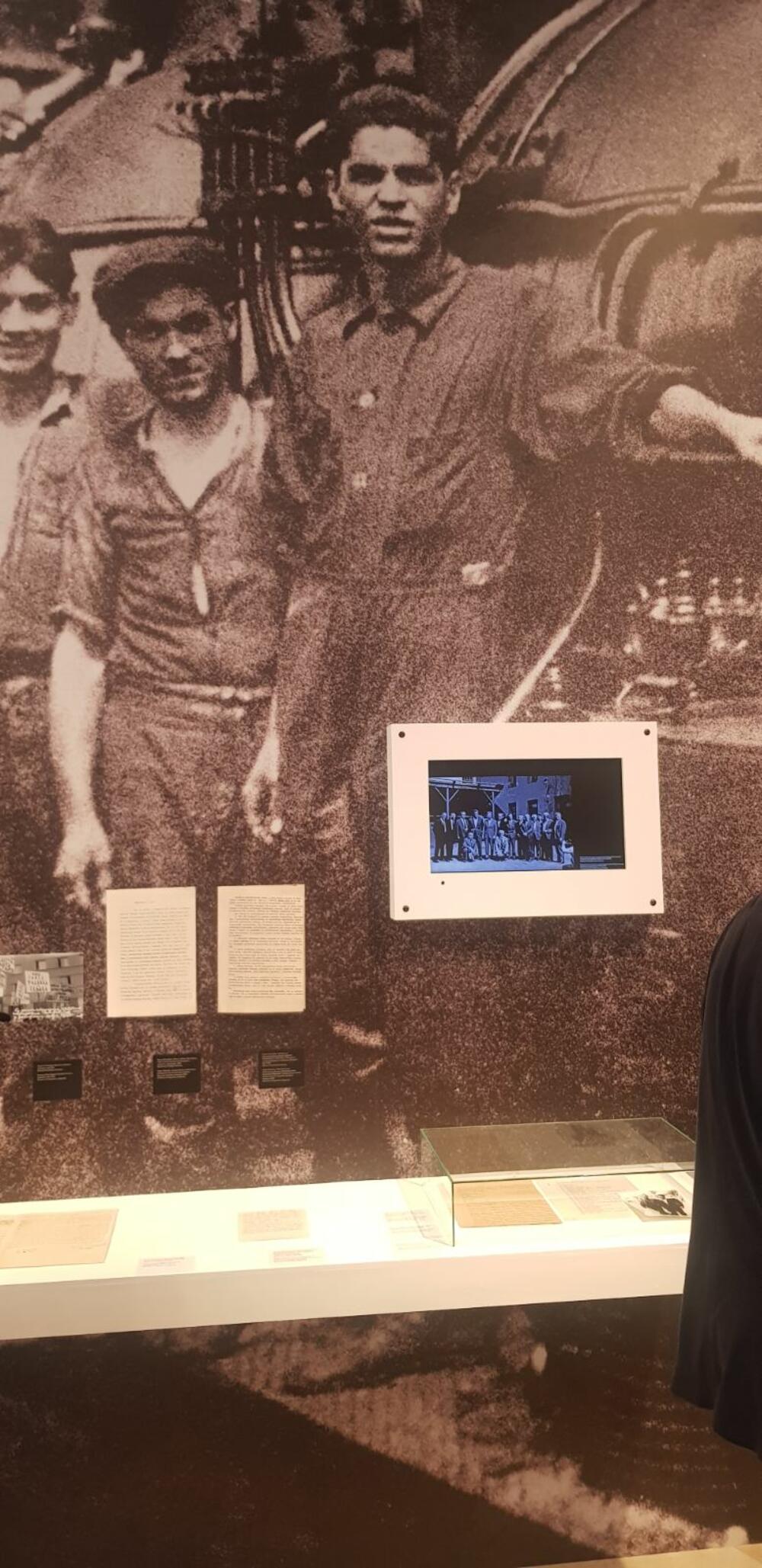 <p>Izložba "Veljko Vlahović, glas slobodne Jugoslavije" otvorena večeras u 18h u Muzeju Jugoslavije u Beogradu</p>