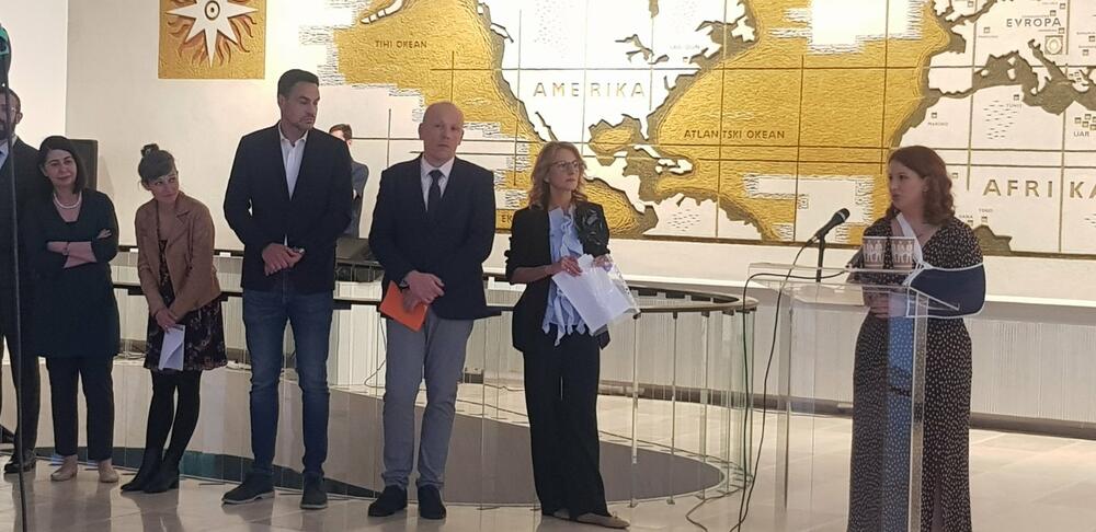 <p>Izložba "Veljko Vlahović, glas slobodne Jugoslavije" otvorena večeras u 18h u Muzeju Jugoslavije u Beogradu</p>