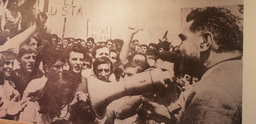 <p>Izložba "Veljko Vlahović, glas slobodne Jugoslavije" otvorena večeras u 18h u Muzeju Jugoslavije u Beogradu</p>