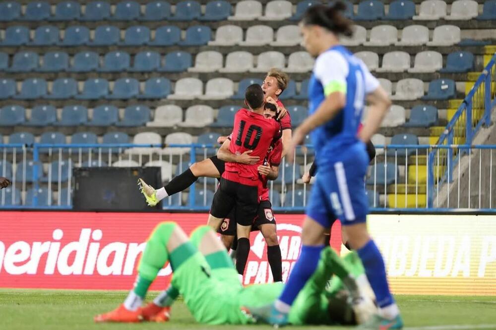 Momenat nakon odlučujućeg gola: Slavlje igrača Dečića, Foto: FK Dečić Admiralbet