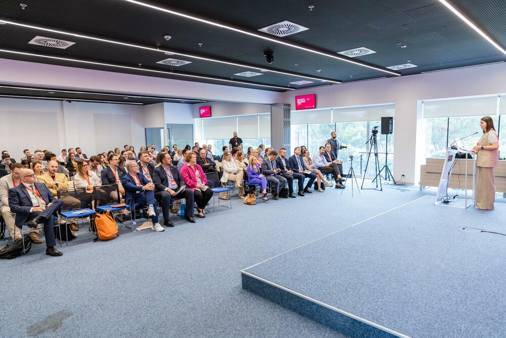 <p>Održana konferencija "Demokratska otpornost u izazovnim vremenima: Uvidi iz političkih nauka i šire", koju je organizovalo Crnogorsko udruženje za političke nauke (MoPSA)</p>