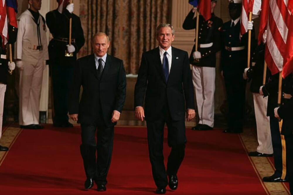 Predsjednik Rusije Vladimir Putin i bivši predsjednik SAD Džordž Buš Mlađi, Foto: Screenshot/Youtube/BBC News na srpskom