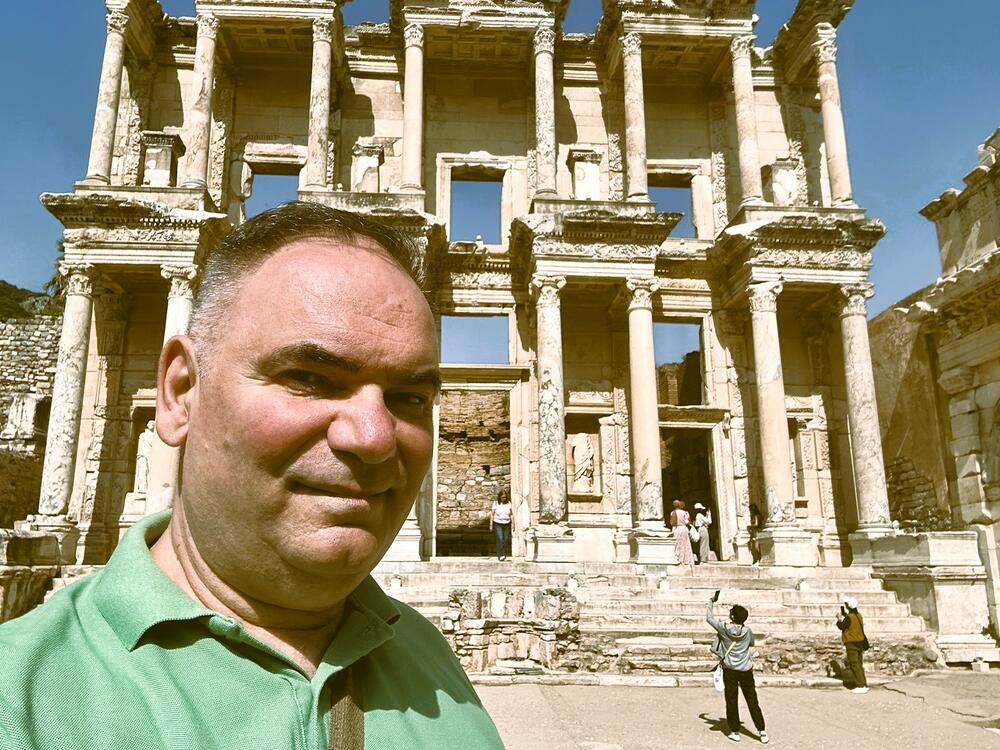 Dragoslav Dedović – selfi ispred Celsusove biblioteke