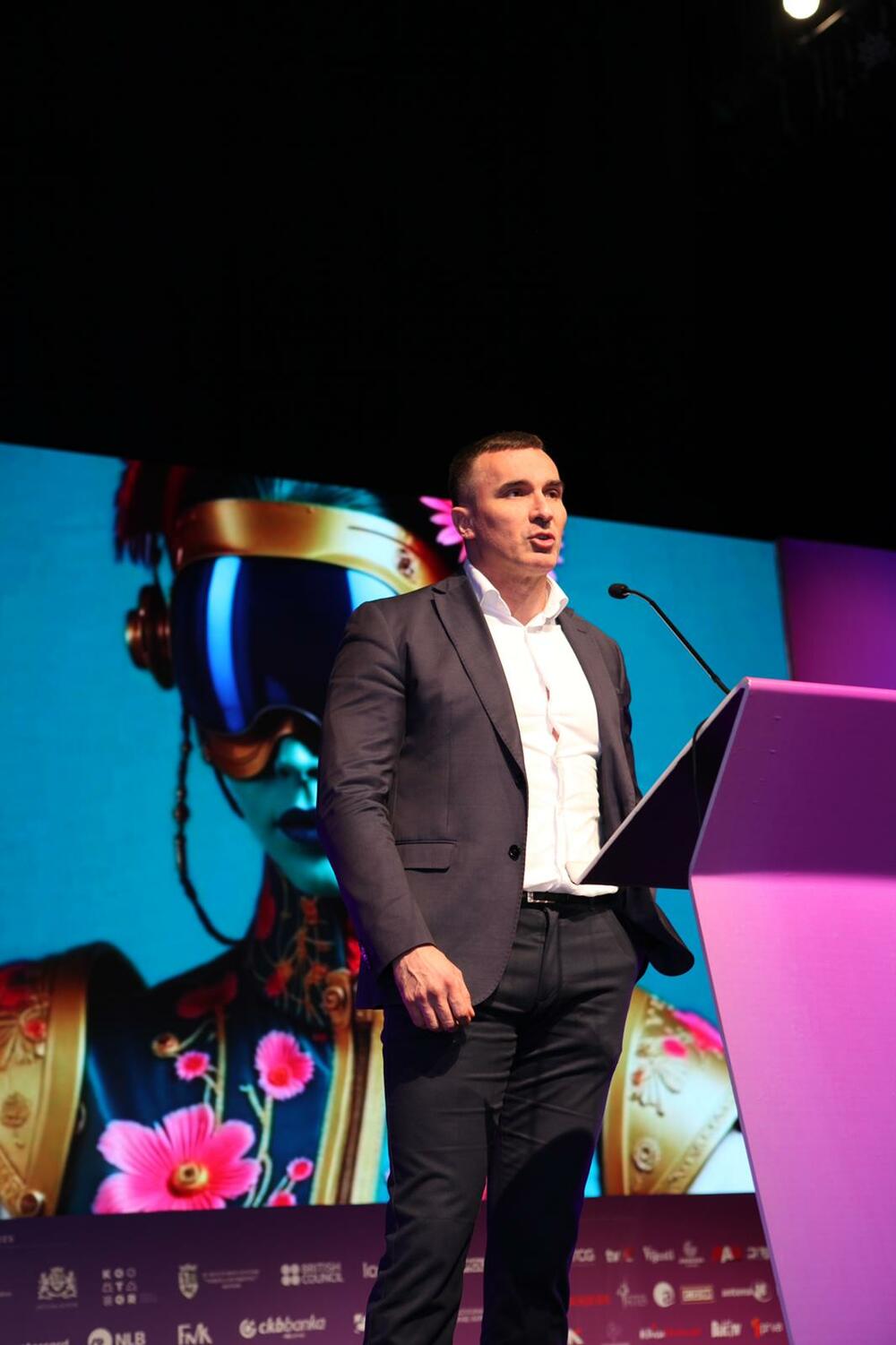 <p>Pod zvjezdanim nebom i ispred drevnih zidina Katedrale Svetog Tripuna, sinoć je svečano otvoreno četvrto izdanje CIM Foruma, regionalne platforme koja iz godine u godinu okuplja najistaknutije stručnjake iz oblasti komunikacija, medija, umjetnosti, tehnologije i kreativnih industrija.</p>