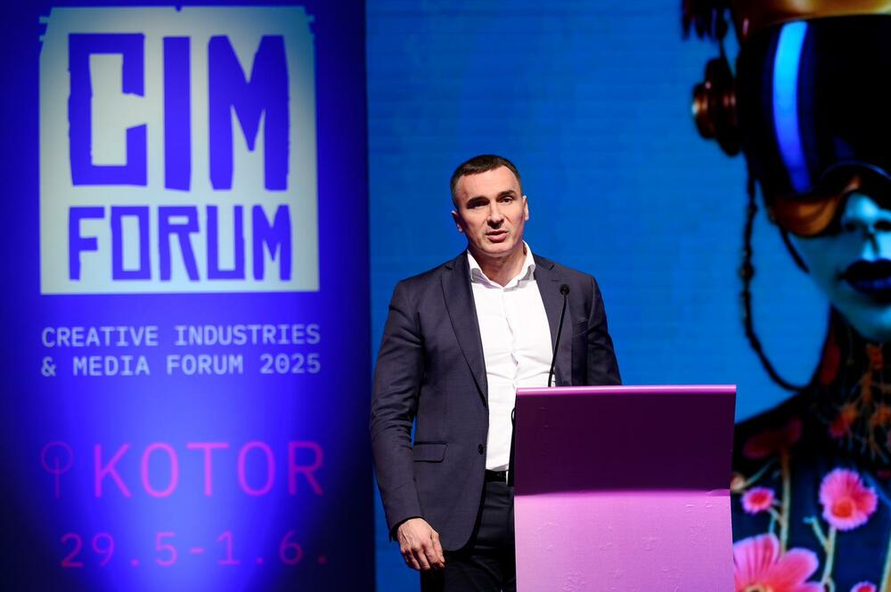 <p>Pod zvjezdanim nebom i ispred drevnih zidina Katedrale Svetog Tripuna, sinoć je svečano otvoreno četvrto izdanje CIM Foruma, regionalne platforme koja iz godine u godinu okuplja najistaknutije stručnjake iz oblasti komunikacija, medija, umjetnosti, tehnologije i kreativnih industrija.</p>