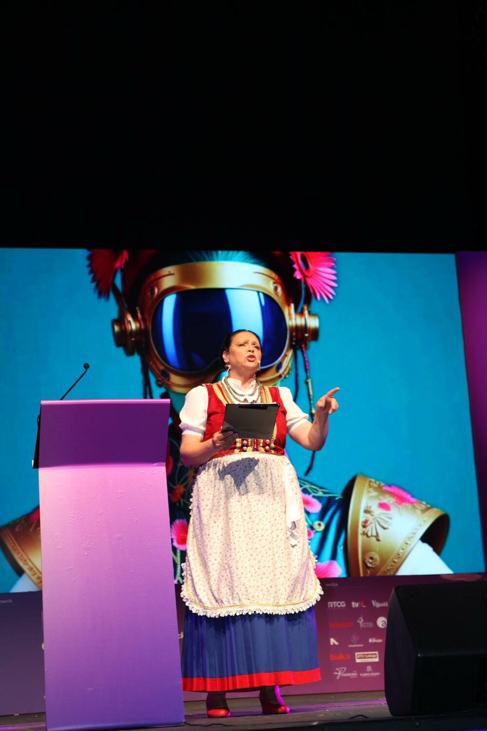 <p>Pod zvjezdanim nebom i ispred drevnih zidina Katedrale Svetog Tripuna, sinoć je svečano otvoreno četvrto izdanje CIM Foruma, regionalne platforme koja iz godine u godinu okuplja najistaknutije stručnjake iz oblasti komunikacija, medija, umjetnosti, tehnologije i kreativnih industrija.</p>