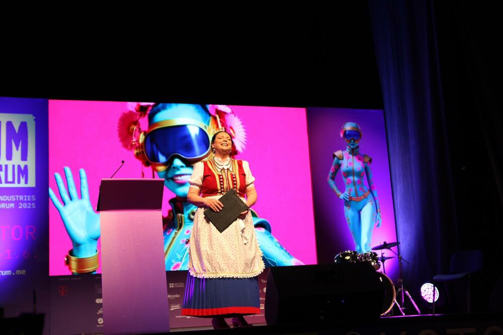 <p>Pod zvjezdanim nebom i ispred drevnih zidina Katedrale Svetog Tripuna, sinoć je svečano otvoreno četvrto izdanje CIM Foruma, regionalne platforme koja iz godine u godinu okuplja najistaknutije stručnjake iz oblasti komunikacija, medija, umjetnosti, tehnologije i kreativnih industrija.</p>