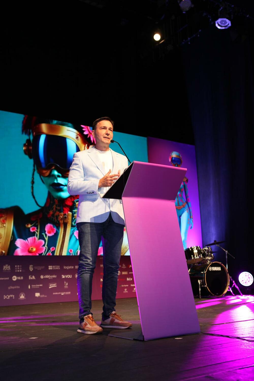 <p>Pod zvjezdanim nebom i ispred drevnih zidina Katedrale Svetog Tripuna, sinoć je svečano otvoreno četvrto izdanje CIM Foruma, regionalne platforme koja iz godine u godinu okuplja najistaknutije stručnjake iz oblasti komunikacija, medija, umjetnosti, tehnologije i kreativnih industrija.</p>