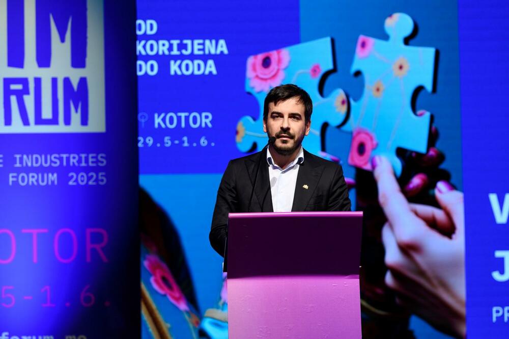 <p>Pod zvjezdanim nebom i ispred drevnih zidina Katedrale Svetog Tripuna, sinoć je svečano otvoreno četvrto izdanje CIM Foruma, regionalne platforme koja iz godine u godinu okuplja najistaknutije stručnjake iz oblasti komunikacija, medija, umjetnosti, tehnologije i kreativnih industrija.</p>