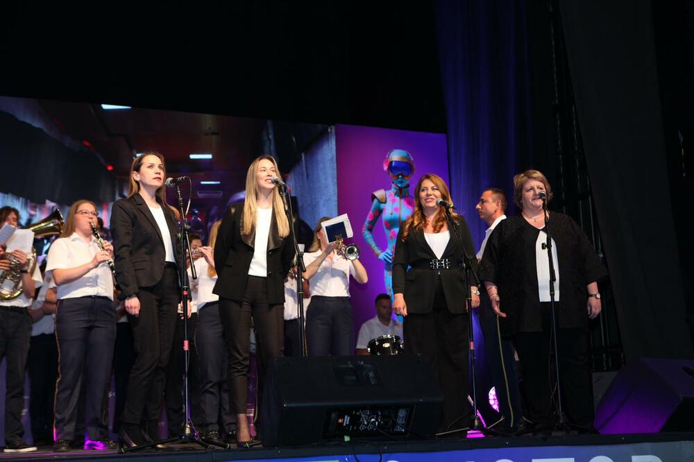 <p>Pod zvjezdanim nebom i ispred drevnih zidina Katedrale Svetog Tripuna, sinoć je svečano otvoreno četvrto izdanje CIM Foruma, regionalne platforme koja iz godine u godinu okuplja najistaknutije stručnjake iz oblasti komunikacija, medija, umjetnosti, tehnologije i kreativnih industrija.</p>