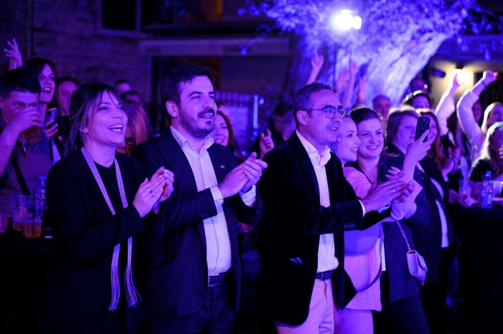 <p>Pod zvjezdanim nebom i ispred drevnih zidina Katedrale Svetog Tripuna, sinoć je svečano otvoreno četvrto izdanje CIM Foruma, regionalne platforme koja iz godine u godinu okuplja najistaknutije stručnjake iz oblasti komunikacija, medija, umjetnosti, tehnologije i kreativnih industrija.</p>