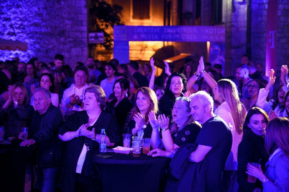 <p>Pod zvjezdanim nebom i ispred drevnih zidina Katedrale Svetog Tripuna, sinoć je svečano otvoreno četvrto izdanje CIM Foruma, regionalne platforme koja iz godine u godinu okuplja najistaknutije stručnjake iz oblasti komunikacija, medija, umjetnosti, tehnologije i kreativnih industrija.</p>