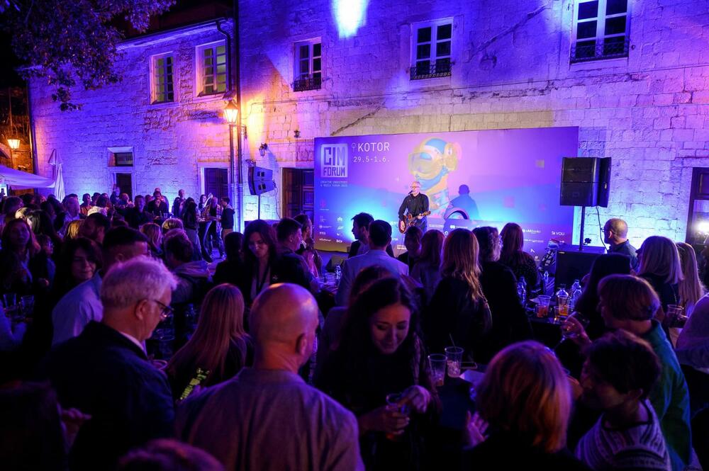 <p>Pod zvjezdanim nebom i ispred drevnih zidina Katedrale Svetog Tripuna, sinoć je svečano otvoreno četvrto izdanje CIM Foruma, regionalne platforme koja iz godine u godinu okuplja najistaknutije stručnjake iz oblasti komunikacija, medija, umjetnosti, tehnologije i kreativnih industrija.</p>