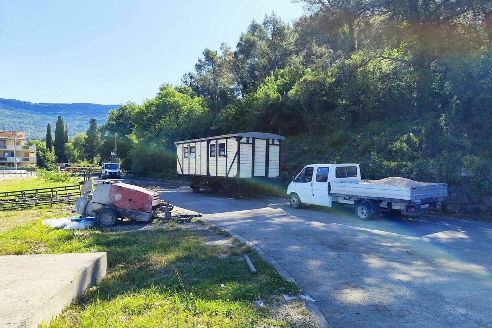 Čekajući put: Vagon-restoran u Kukuljini, Foto: Siniša Luković