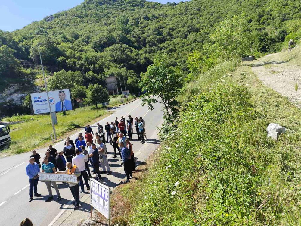<p>Ponovili su da većina njih ima doznake od prošle godine koje ne mogu realizovati, da imaju i posječenih drva na lageru koje ne mogu iskoristiti, da im od decembra prošle godine ne dozvoljavaju da se bave pomenutim poslom, a većini je to jedini izvor prihoda</p>