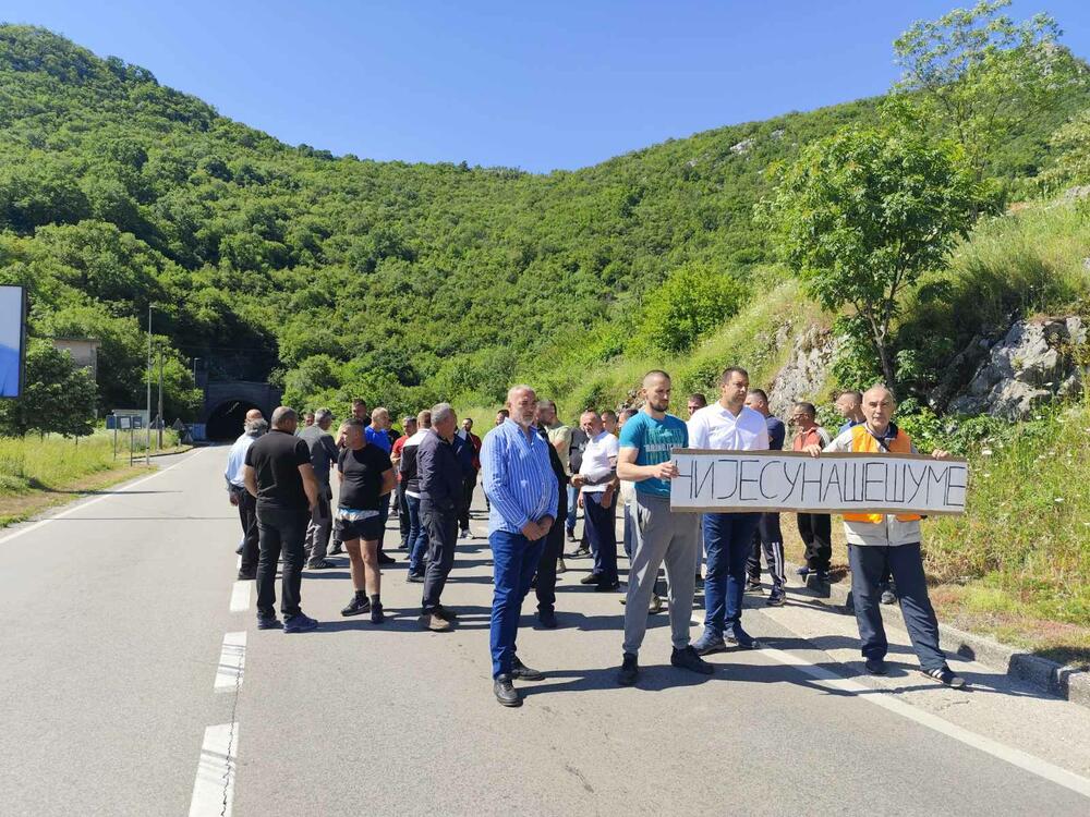 <p>Ponovili su da većina njih ima doznake od prošle godine koje ne mogu realizovati, da imaju i posječenih drva na lageru koje ne mogu iskoristiti, da im od decembra prošle godine ne dozvoljavaju da se bave pomenutim poslom, a većini je to jedini izvor prihoda</p>