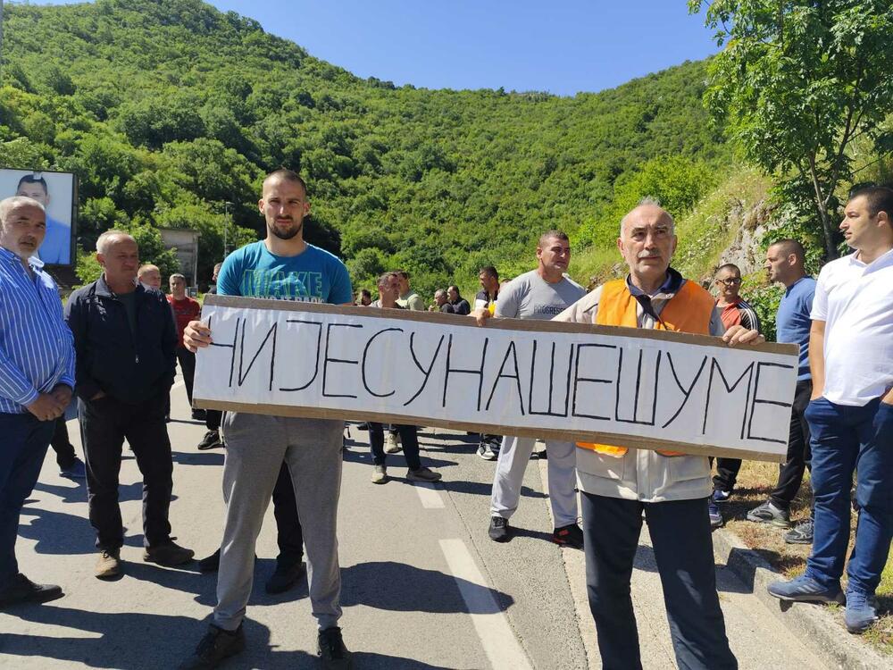 <p>Ponovili su da većina njih ima doznake od prošle godine koje ne mogu realizovati, da imaju i posječenih drva na lageru koje ne mogu iskoristiti, da im od decembra prošle godine ne dozvoljavaju da se bave pomenutim poslom, a većini je to jedini izvor prihoda</p>