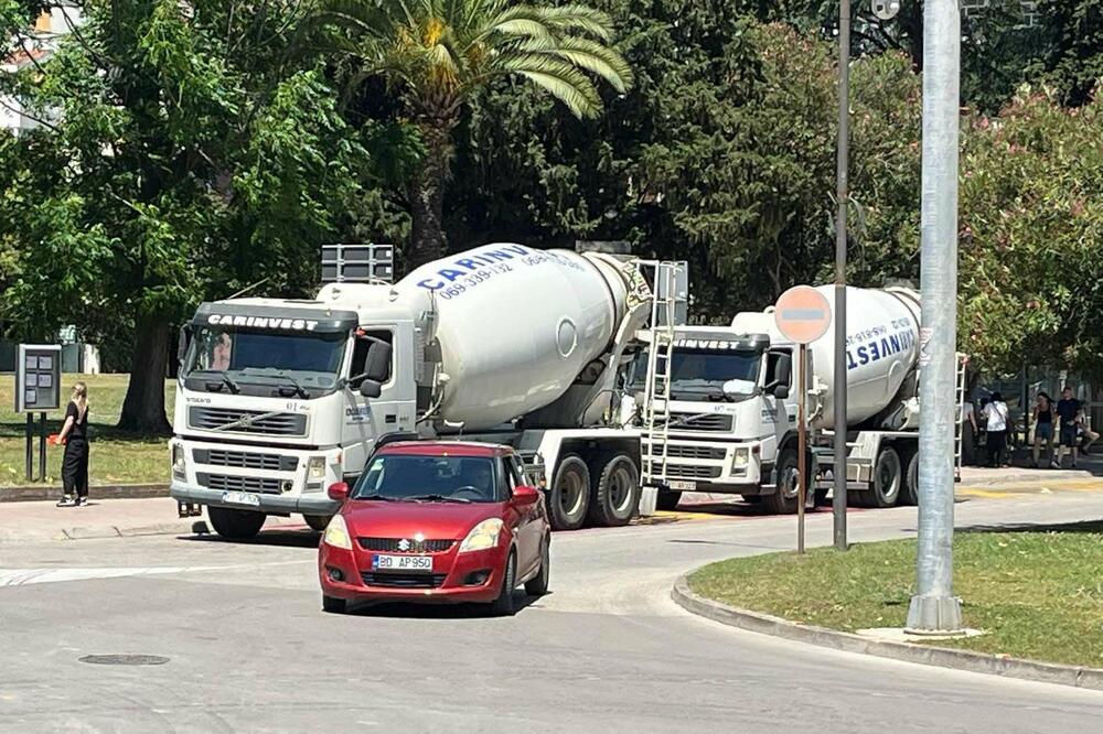 Mješalice na mjestu rezervisanom za turističke autobuse, Foto: Facebook/Đorđe Zenović
