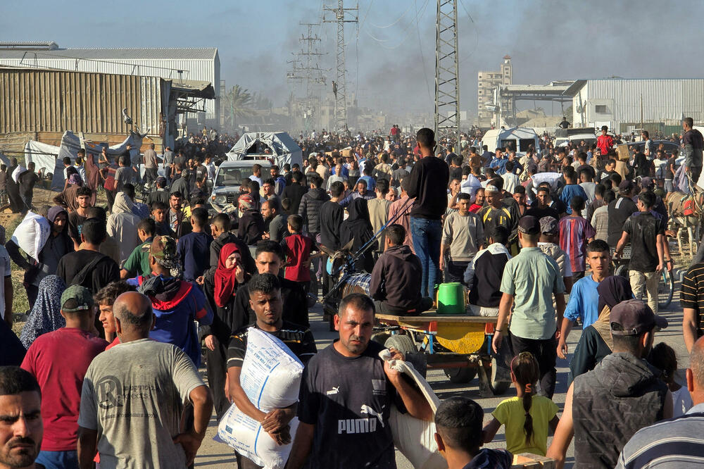 Palestinci u centru za distribuciju pomoći u Deir Al-Balahu, Foto: REUTERS