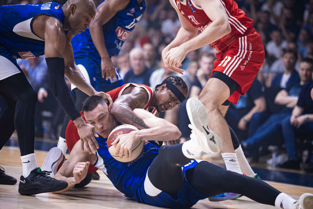 Duel Tanaskovića i Kenana nakon kojeg su navijači ubacili predmete na teren,  što je dovelo do prekida meča
