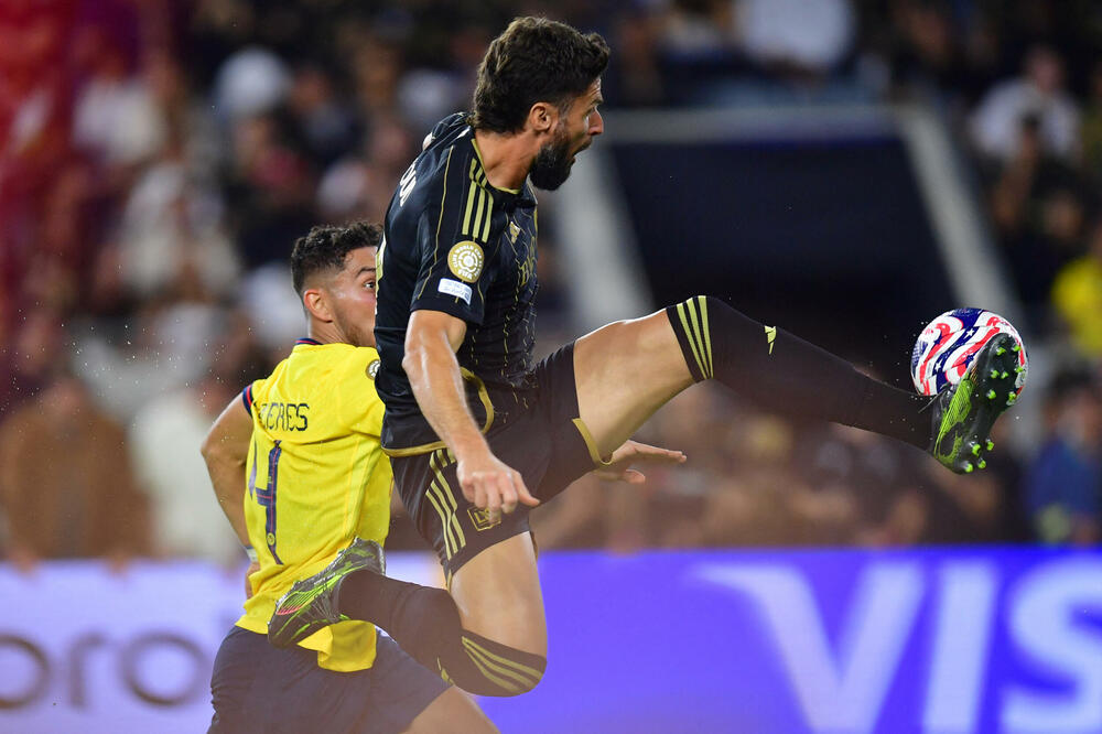 Olivije Žiru se pobrinuo asistencijom da odigra još jedan veliki turnir, Foto: REUTERS