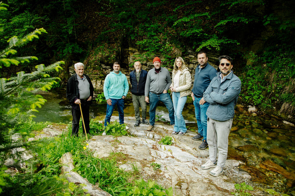 Vajs sa aktivistom Šćepanovićem i članovima GP URA, Foto: GP URA