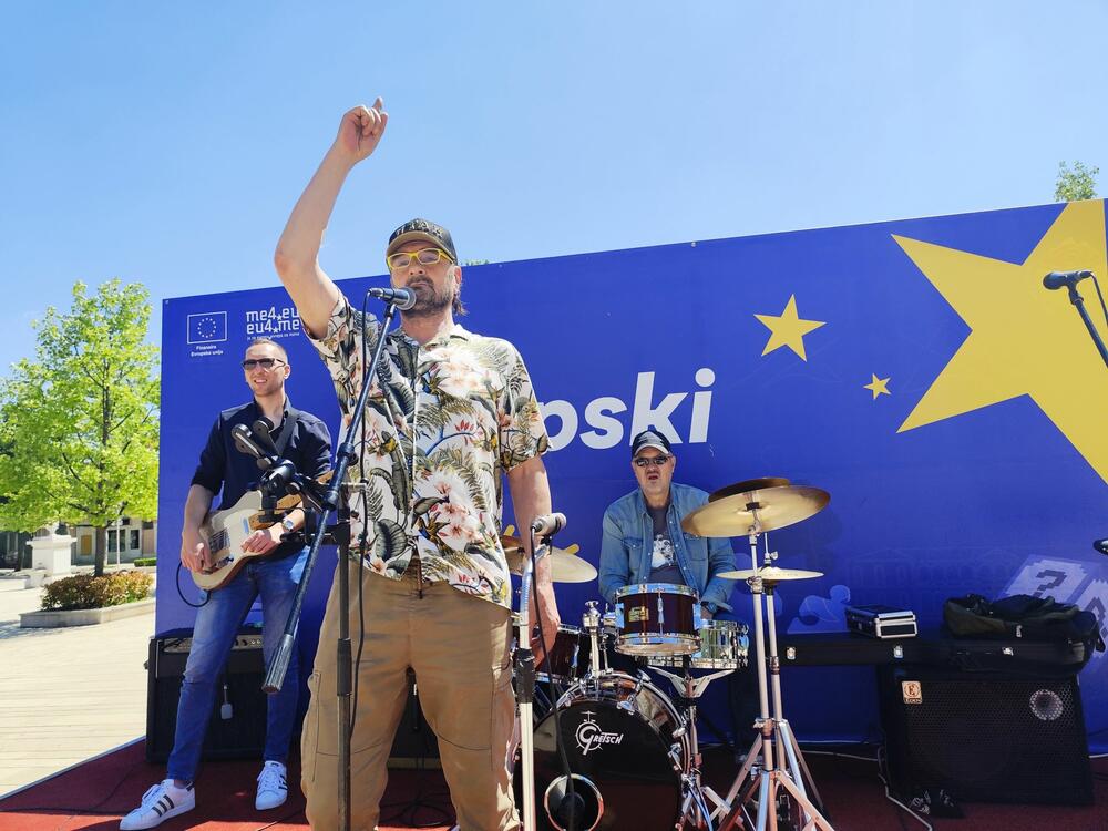 <p>U Nikšiću počeo IV „Karneval romana“ koji se održava pod sloganom „Otvoreni grad“ i traje do 3. juna</p>