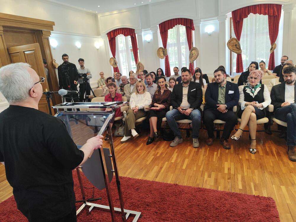 <p>U Nikšiću počeo IV „Karneval romana“ koji se održava pod sloganom „Otvoreni grad“ i traje do 3. juna</p>