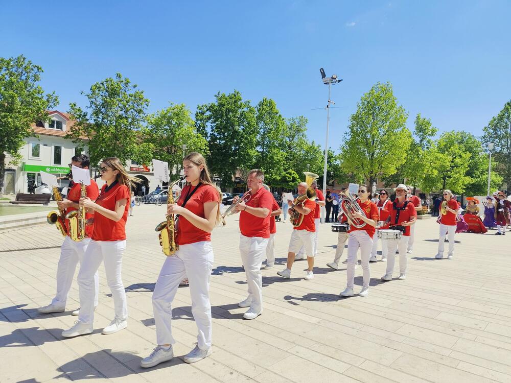 <p>U Nikšiću počeo IV „Karneval romana“ koji se održava pod sloganom „Otvoreni grad“ i traje do 3. juna</p>